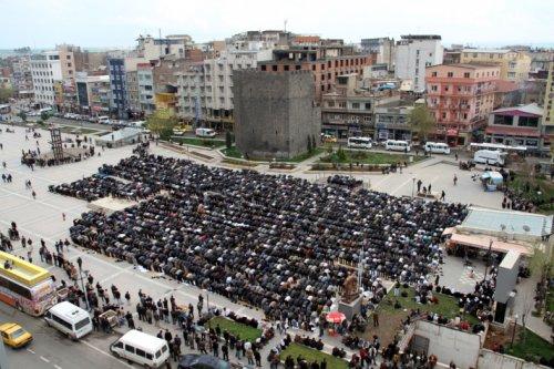 Cami yerine çadırda namaz - Resim 22
