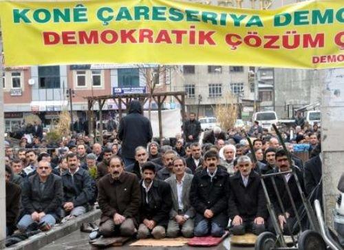 Cami yerine çadırda namaz - Resim 1