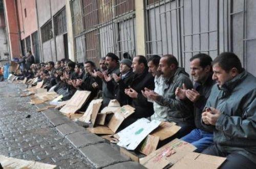 Cami yerine çadırda namaz - Resim 14