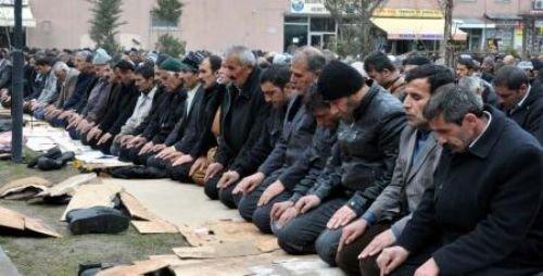 Cami yerine çadırda namaz - Resim 11