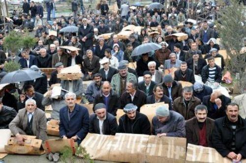 Cami yerine çadırda namaz - Resim 6