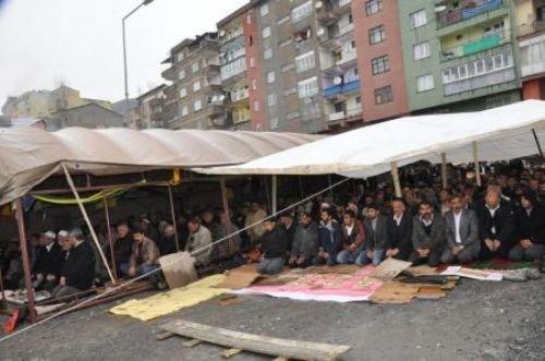 Cami yerine çadırda namaz - Resim 4