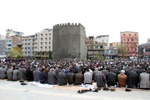 Cami yerine çadırda namaz - Resim 23