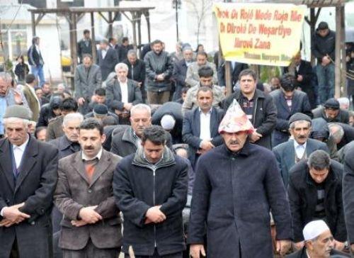 Cami yerine çadırda namaz - Resim 13