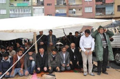 Cami yerine çadırda namaz - Resim 16