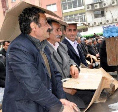 Cami yerine çadırda namaz - Resim 8