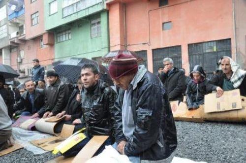 Cami yerine çadırda namaz - Resim 15