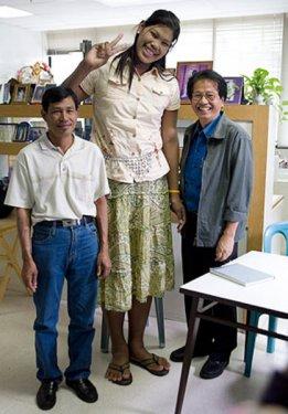 2.1 metrelik dev kız 