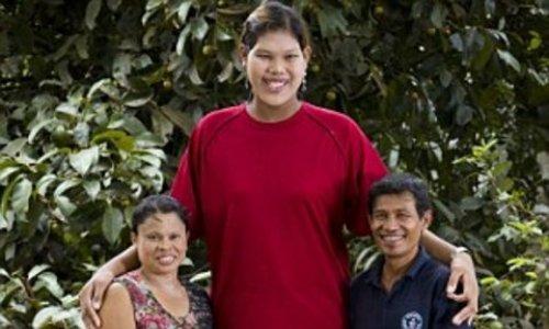 2.1 metrelik dev kız 