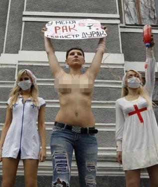 FEMEN kızları çernobil için soyundu - Resim 1