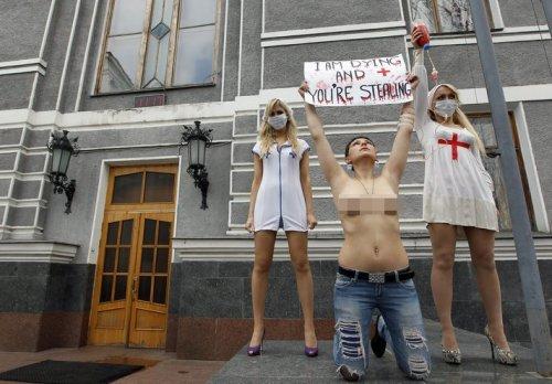 FEMEN kızları çernobil için soyundu - Resim 2