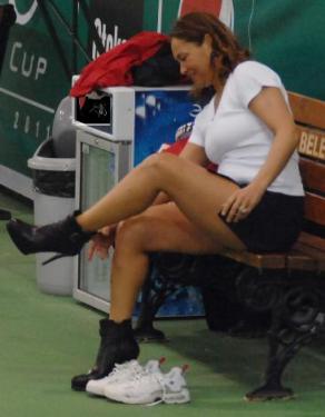 Hülya Avşar topuklularla tenis oynadı - Resim 1