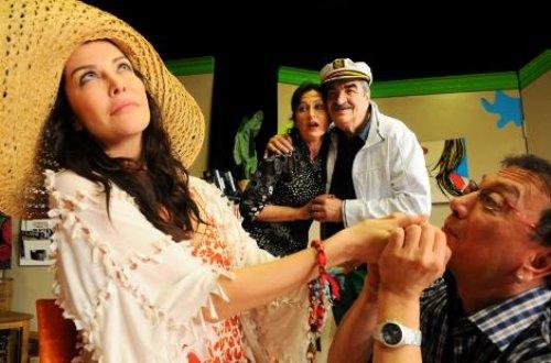 Deniz Akkaya Az Sonra tiyatro oyununda