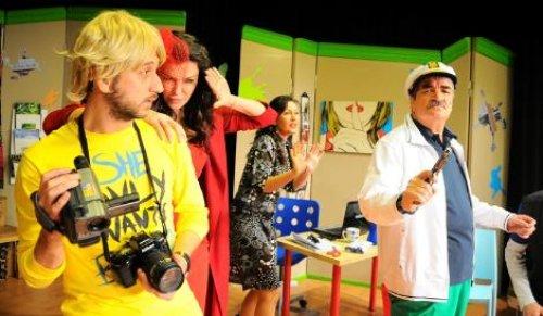 Deniz Akkaya Az Sonra tiyatro oyununda