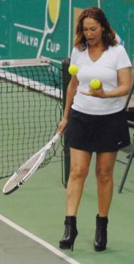 Hülya Avşar topuklularla tenis oynadı - Resim 4