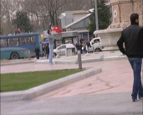 Taksim'de eli silahlı gençten Türk bayraklı eylem  - Resim 2