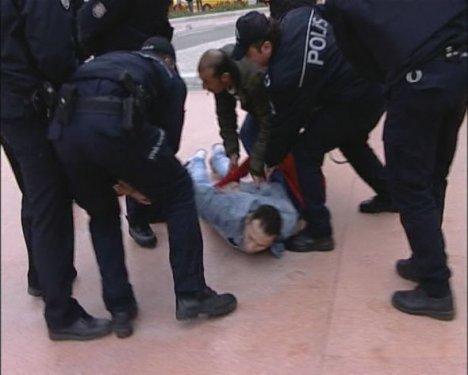 Taksim'de eli silahlı gençten Türk bayraklı eylem  - Resim 10