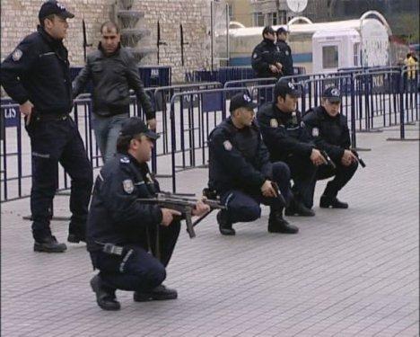 Taksim'de eli silahlı gençten Türk bayraklı eylem  - Resim 8