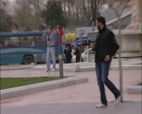Taksim'de eli silahlı gençten Türk bayraklı eylem  - Resim 1