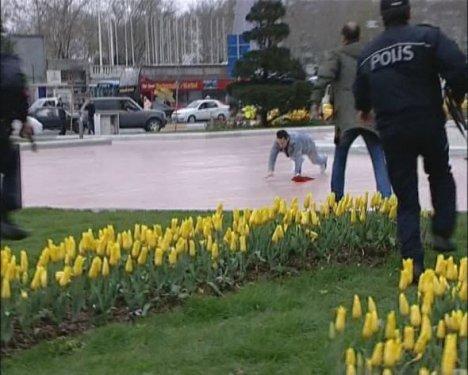Taksim'de eli silahlı gençten Türk bayraklı eylem  - Resim 9
