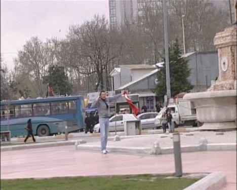 Taksim'de eli silahlı gençten Türk bayraklı eylem  - Resim 3