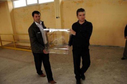 Şeffaf oy sandıkları yola çıktı