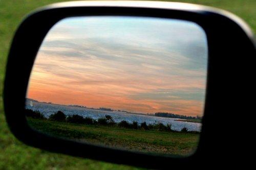 Otomobil aynasına yansıyan manzaralar
