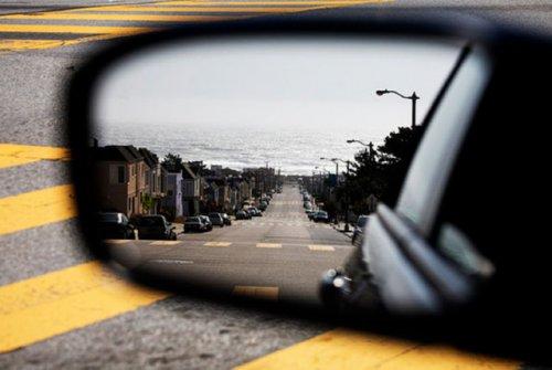 Otomobil aynasına yansıyan manzaralar
