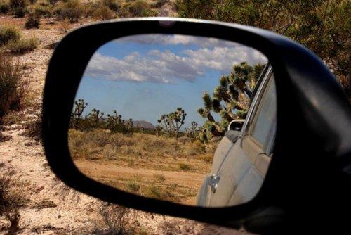 Otomobil aynasına yansıyan manzaralar