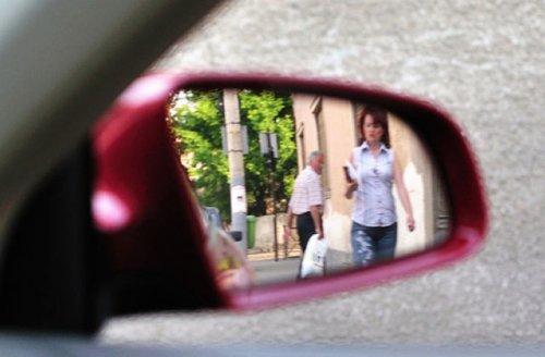 Otomobil aynasına yansıyan manzaralar
