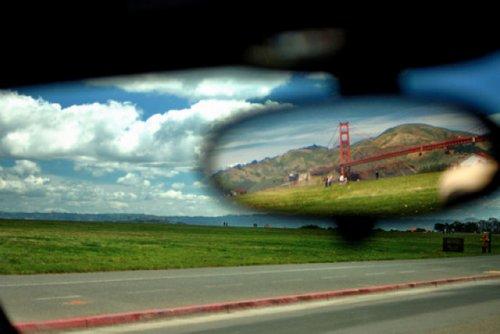 Otomobil aynasına yansıyan manzaralar