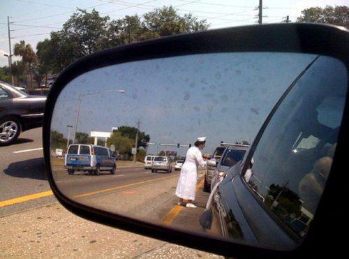 Otomobil aynasına yansıyan manzaralar