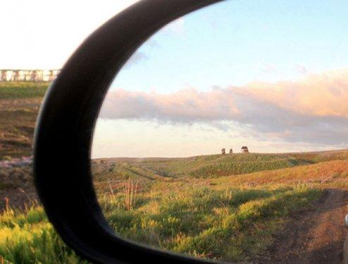 Otomobil aynasına yansıyan manzaralar