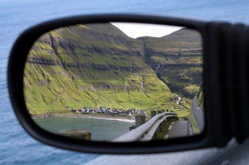 Otomobil aynasına yansıyan manzaralar