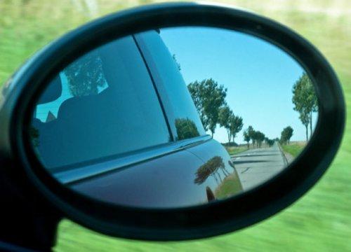 Otomobil aynasına yansıyan manzaralar