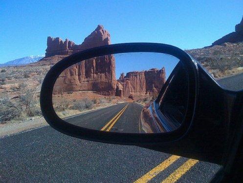 Otomobil aynasına yansıyan manzaralar