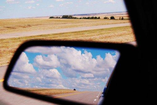 Otomobil aynasına yansıyan manzaralar