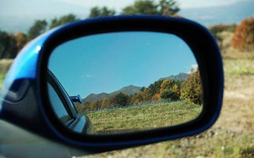 Otomobil aynasına yansıyan manzaralar