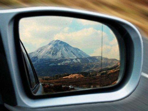 Otomobil aynasına yansıyan manzaralar