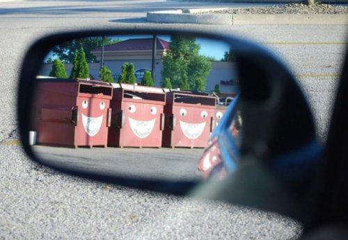 Otomobil aynasına yansıyan manzaralar