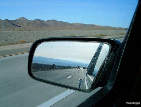 Otomobil aynasına yansıyan manzaralar