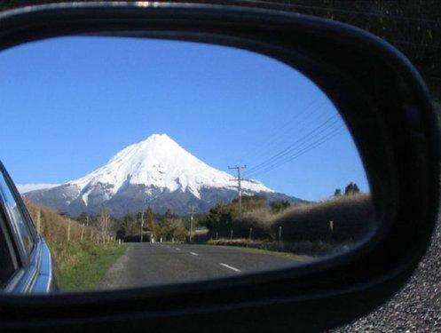 Otomobil aynasına yansıyan manzaralar