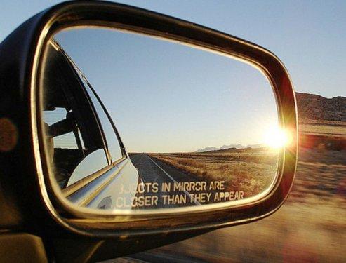 Otomobil aynasına yansıyan manzaralar