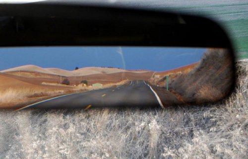 Otomobil aynasına yansıyan manzaralar