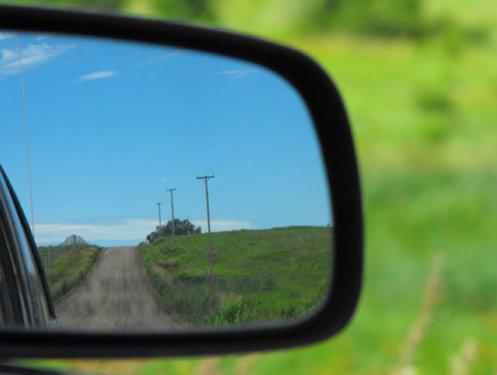 Otomobil aynasına yansıyan manzaralar
