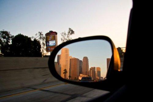 Otomobil aynasına yansıyan manzaralar