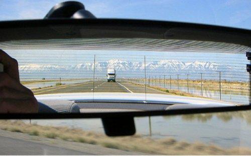 Otomobil aynasına yansıyan manzaralar