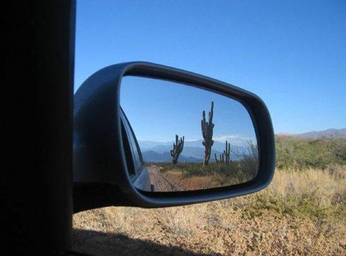Otomobil aynasına yansıyan manzaralar