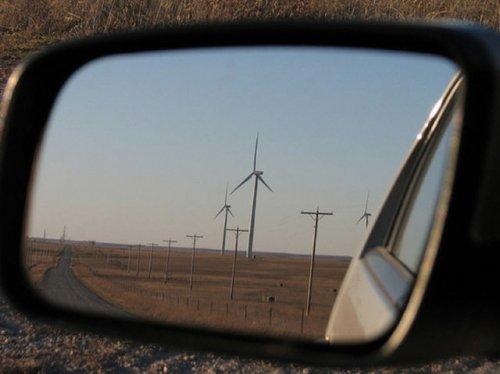 Otomobil aynasına yansıyan manzaralar