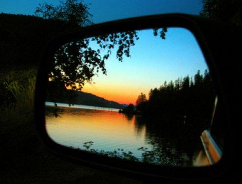 Otomobil aynasına yansıyan manzaralar